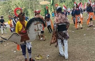 Penari Reog Widya Mudha Sinom membawa perlengkapan pentas di lapangan