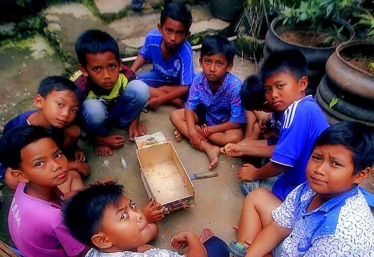 Anak-anak bermain dakon