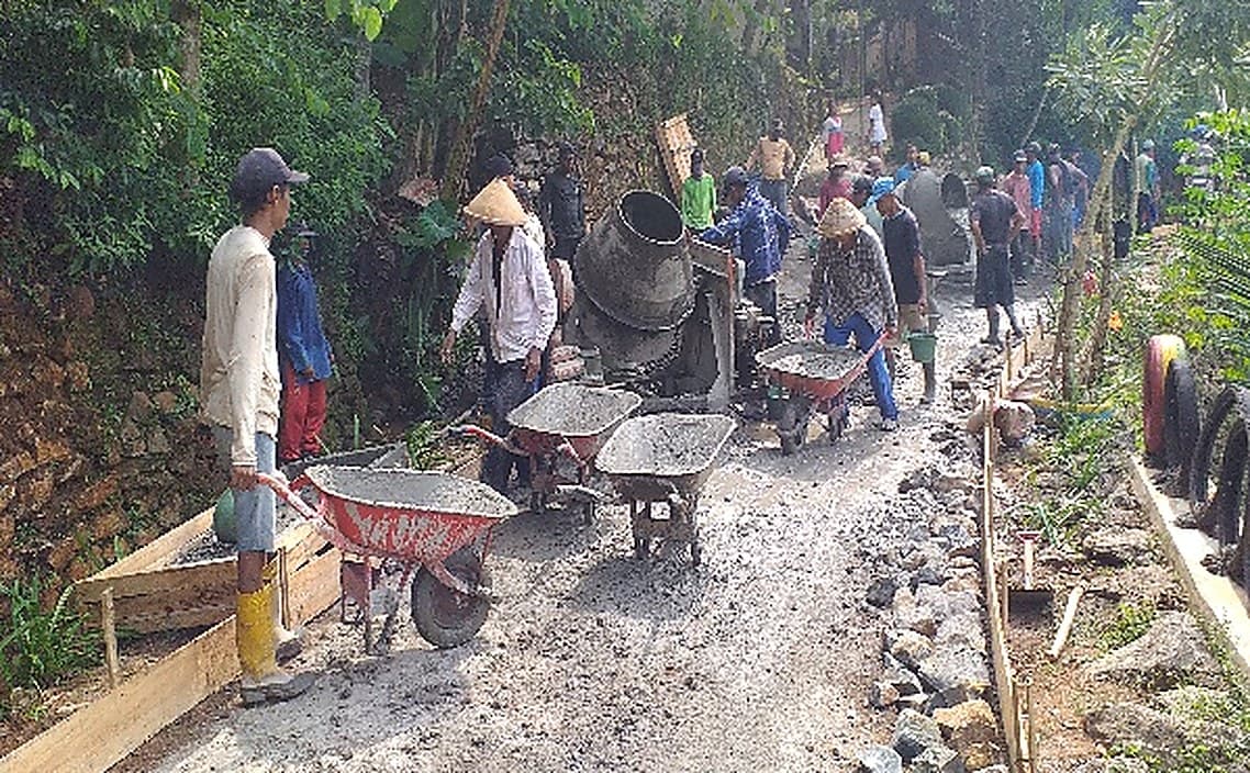 Warga Padukuhan Sinom bergotong royong mengecor rabat beton jalan padukuhan