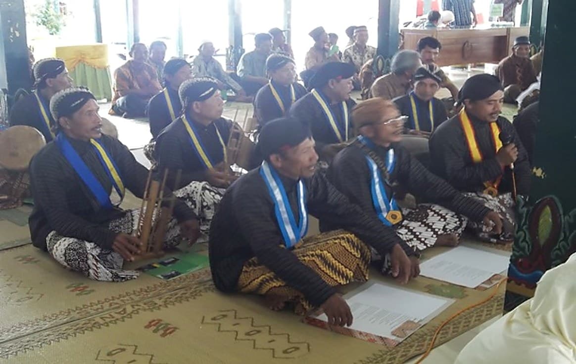 Kelompok sholawat dan hadroh Padukuhan Sinom sedang pentas