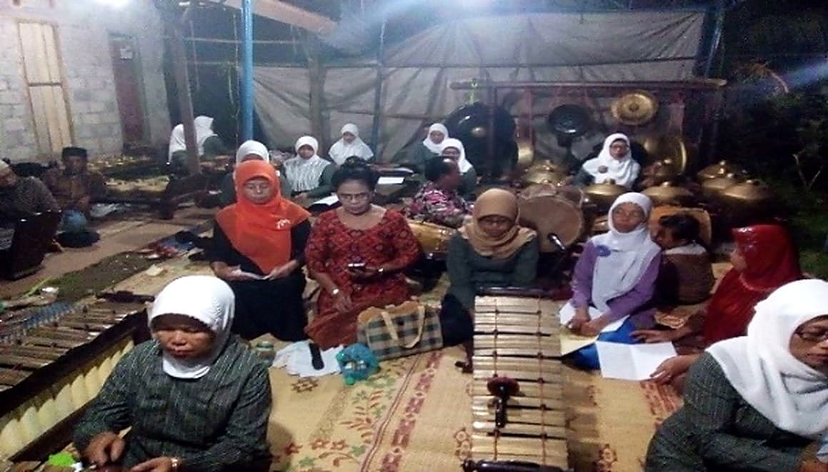 Latihan karawitan warga Padukuhan Sinom