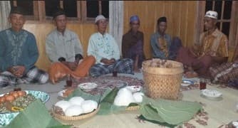 Warga duduk melingkari tumpeng dan uborampe pada kenduri tingkeban di Sinom