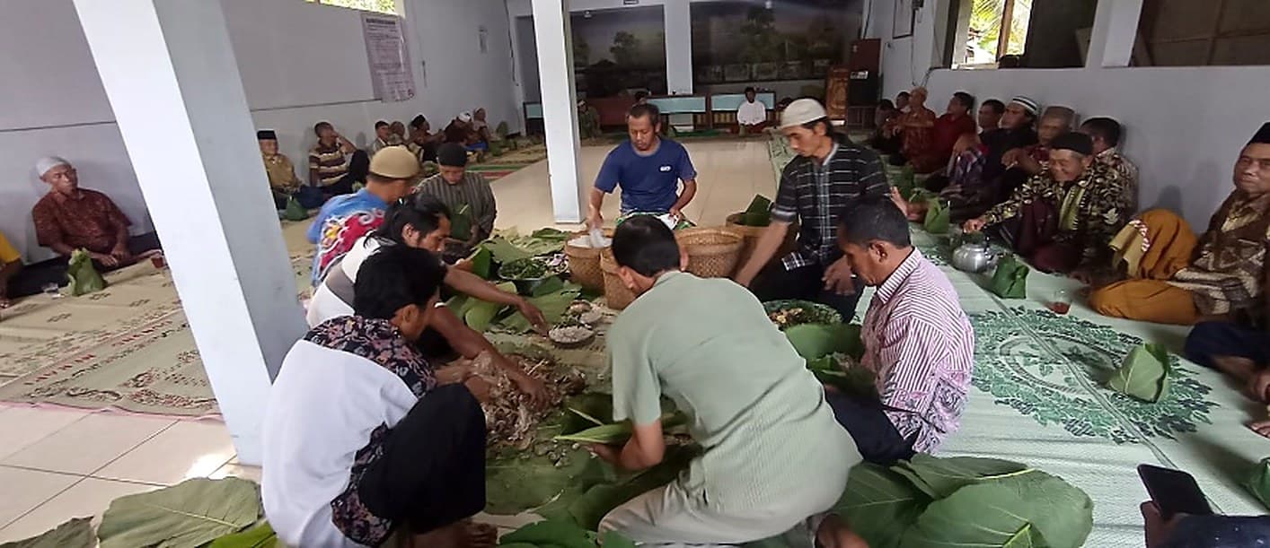 Warga Padukuhan Sinom duduk bersama pada kenduri rasulan