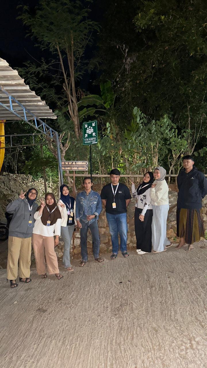 Foto Bersama Masyarakat dan Karang Taruna Setelah Pemasangan Plang Jalur Evakuasi dan Titik Kumpul